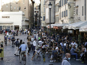 Řím se potýká se záplavou ochranných pomůcek vyhozených na ulici