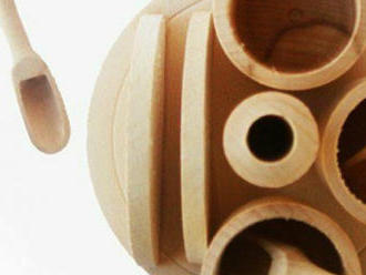 Dizajnový drevený stojan na uloženie 3 druhov korenia, obrúskov a špáradiel.