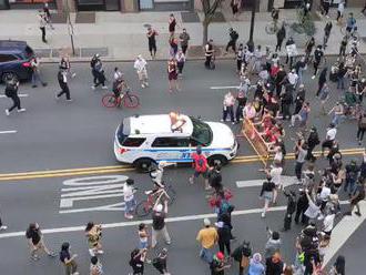 Policie v Brooklynu záměrně zajíždí automobily do demonstrantů