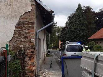 OBRAZEM: Náraz nákladního auta poničil v Říčanech starší dům