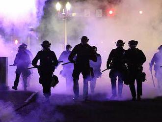 Protesty v USA si vyžádaly desítky zraněných. Policie zatkla přes 1400 lidí