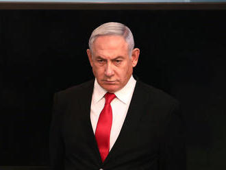 Netanjahu stojí pred súdom, obvinenia z korupcie odmieta