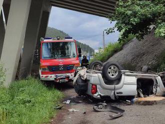 V Likavke spadlo z mosta auto, pri nehode zomrela jedna osoba