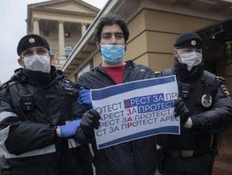 Aktivisti v Moskve protestovali proti zatknutiu novinára, polícia zadržala aj ich