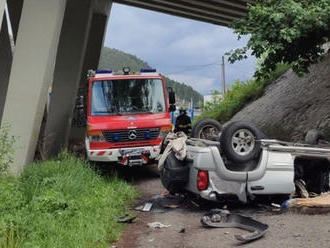 PRÁVE TERAZ Tragická nehoda pri Ružomberku, jeden mŕtvy! Auto sa zrútilo z mosta, desivé FOTO