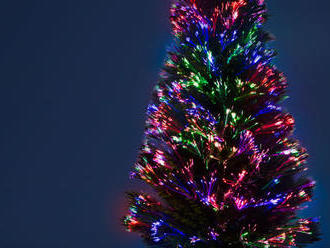 Umelý vianočný strom s LED osvetlením 150 cm. Ozdobte váš dom počas sviatkov lásky.
