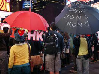 Hongkonskí prodemokratickí aktivisti sa vzdali funkcií vstrane