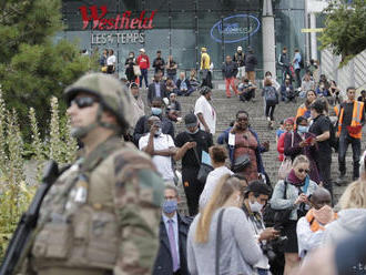 Polícia v Paríži prehľadala nákupné centrum, nikoho so zbraňou nenašla