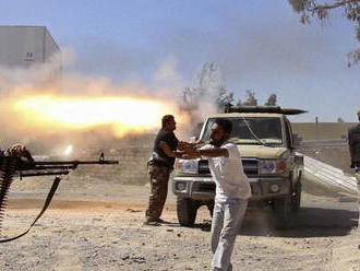 Líbyjské provládne sily dobyli medzinárodné letisko v Tripolise