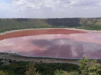 Jazero staré 50-tisíc rokov sa sfarbilo na ružovo, vedci presnú príčinu nepoznajú