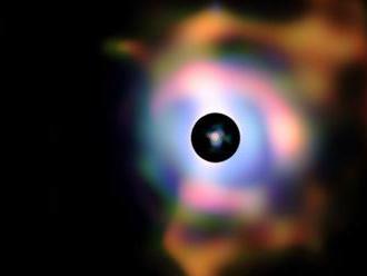 Pohasnutie hviezdy Betelgeuze mohli spôsobiť obrovské škvrny