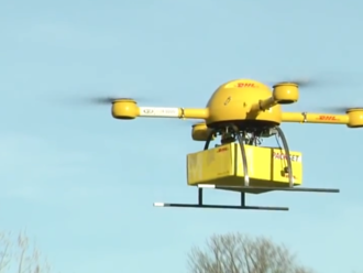 Drony sa naučia nasadnúť na prímestský vlak či kamióny