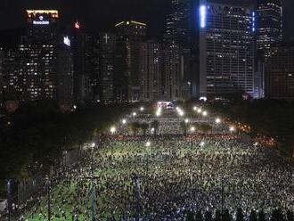Tisíce ľudí v Hongkongu si napriek zákazu pripomenuli výročie masakry