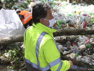 FOTO Ján Budaj si vyhrnul rukávy: V Jasove čistili úsek rieky, minister plánuje zmeny zákonov