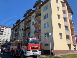 V bytovom dome na Českej horelo, susedia si všimli dym z okna. Vyslali tam tri hasičské autá