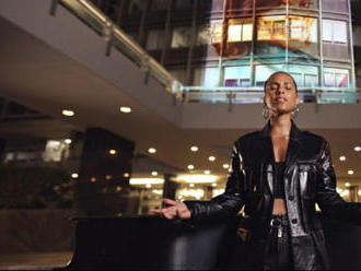 VIDEO: Alicia Keys zpívá v 