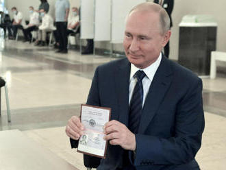 Rusové v referendu podpořili ústavní změny ve prospěch Putina