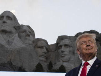 Trump pod památníkem exprezidentů kritizoval média i ničení soch