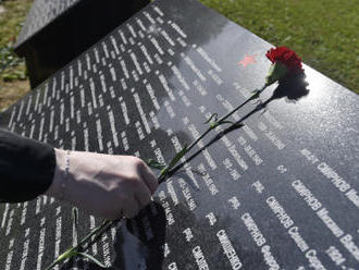 Desky na hřbitově v Brně připomínají 3600 padlých rudoarmějců
