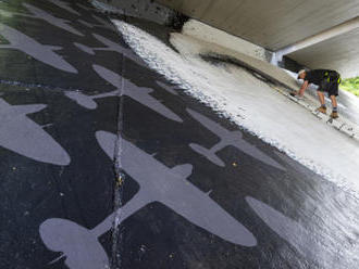 V Teplicích připomíná 75 let od konce války graffiti v podjezdu