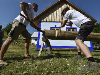 Tesaři obnovují tradičními postupy historickou stodolu v Žítkové