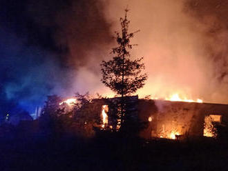 Hasičské jednotky zlikvidovaly požár prázdných dřevěných bud u Roudníků v okrese Ústí nad Labem.…