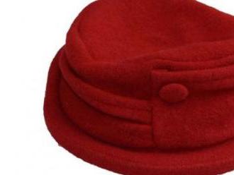 Elegantný dámsky zimný klobúk z vlny v červenej farbe a s ozdobným gombíkom.