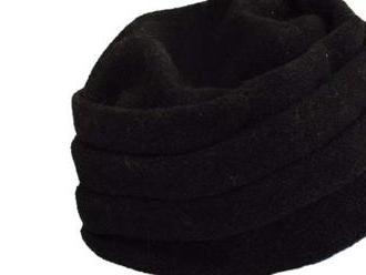 Elegantný dámsky zimný klobúk z fleesu v čiernej farbe.