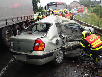 K tragické dopravní nehodě v Rychvaldu na Karvinsku vyjížděly tři hasičské jednotky