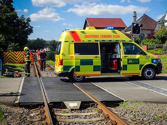 Na železničním přejezdu v Odrách se střetl motocyklista s vlakem, nehodu nepřežil