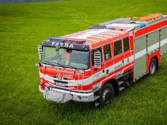 Obec Jablůnka pořídila svým hasičům Tatru Terra, zářivě červená cisterna je vybavena automatickou př