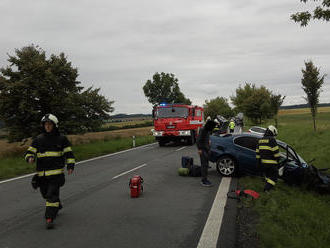 Nehoda tří osobních aut blokuje provoz na silnici číslo 14 za Bílým Újezdem směrem na Dobrušku. Pět…