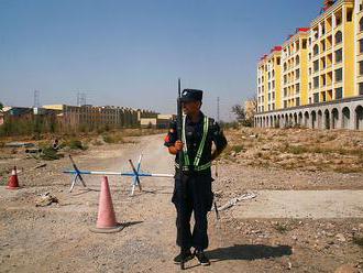 Web Axios: Oblečení pro Caterpillar vyrábějí zotročovaní Ujgurové