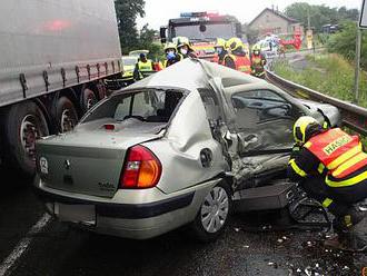 Smrtelná nehoda v Rychvaldu. Srážku osobních aut nepřežila jedna osoba