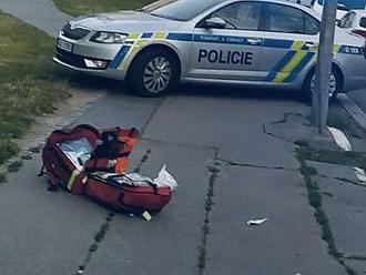 V pražském Karlíně ležel zakrvácený muž. Zasahovali i policisté se samopaly