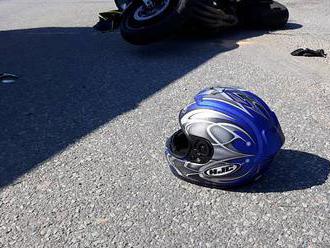 Tragická nehoda: motorkář zemřel po střetu s osobním autem