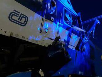 Mezi Úvaly a Českým Brodem se srazily vlaky. Na místě jsou desítky zraněných