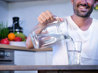 Prečo by ste mali vymeniť sladené nápoje za vodu