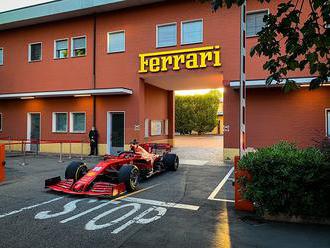 Na Ferrari se sype kritika