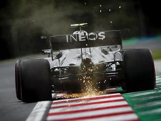 Mercedes na půl plynu, Red Bull v piruetách