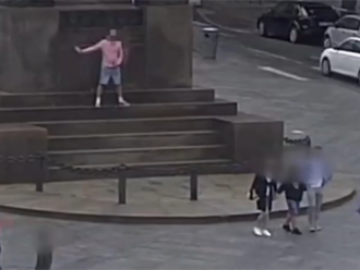 VIDEO: Muž onanoval na Václavském náměstí, další naháč se v metropoli dobýval do domu. Případy už ře