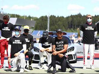 Piloti formule 1 podpořili boj proti rasismu. Někteří však nepoklekli