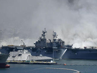 V prístave v San Diegu horela americká vojnová loď