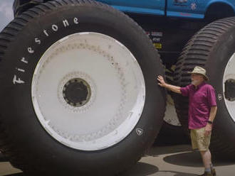 Největší a nejtěžší monster truck dějin bere dech, jen jeho pneumatiky váží tunu