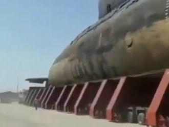 Převoz obří ruské ponorky dlouhé 72 metrů po souši je něco, co se nevidí každý den