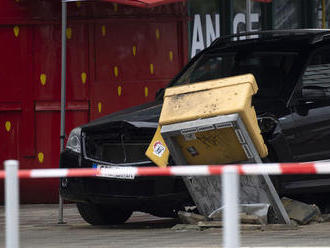 V Berlíne vrazilo auto do skupiny ľudí, zranených je sedem osôb