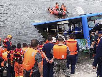 V Číne spadol autobus do jazera, zahynulo najmenej 21 ľudí