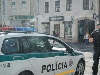 Polícia zasiahla v centre Bratislavy, ulicami sa pohyboval ozbrojený muž