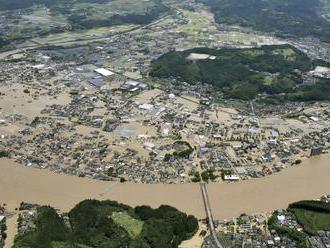Záplavy a zosuvy si v Japonsku vyžiadali vyše tucet mŕtvych