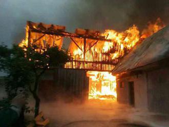 V obci Suchá Hora horia dve humná, požiar hasí takmer 40 hasičov